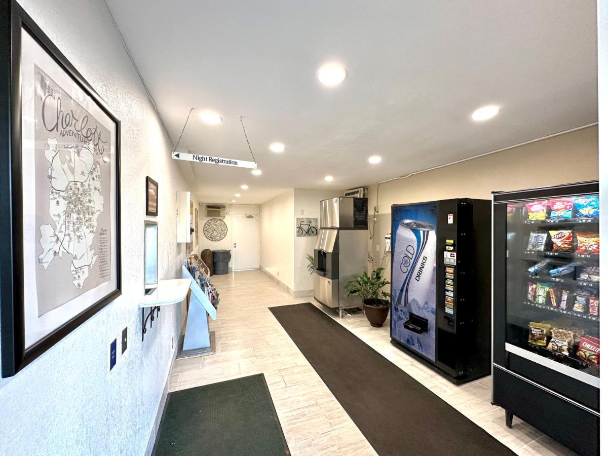 Royal Inn And Suites Charlotte Airport Bagian luar foto