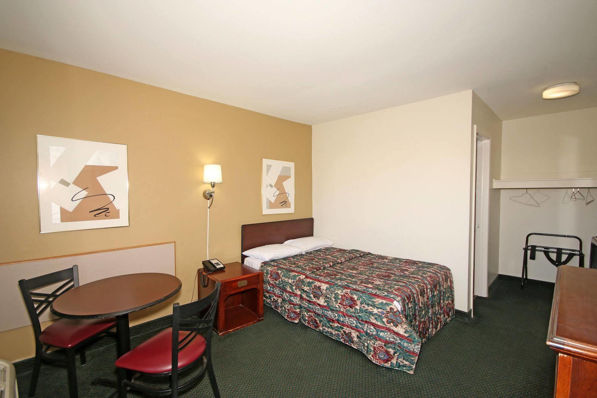 Royal Inn And Suites Charlotte Airport Bagian luar foto