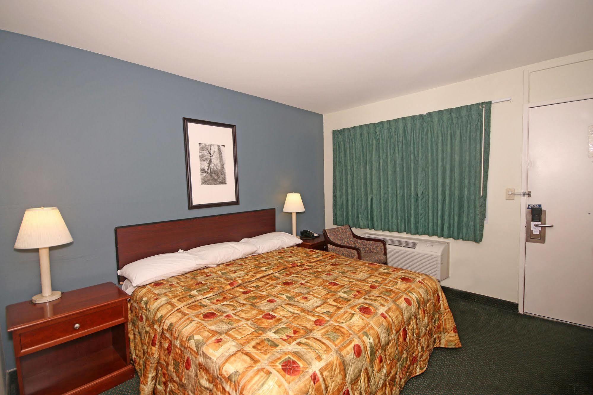 Royal Inn And Suites Charlotte Airport Bagian luar foto