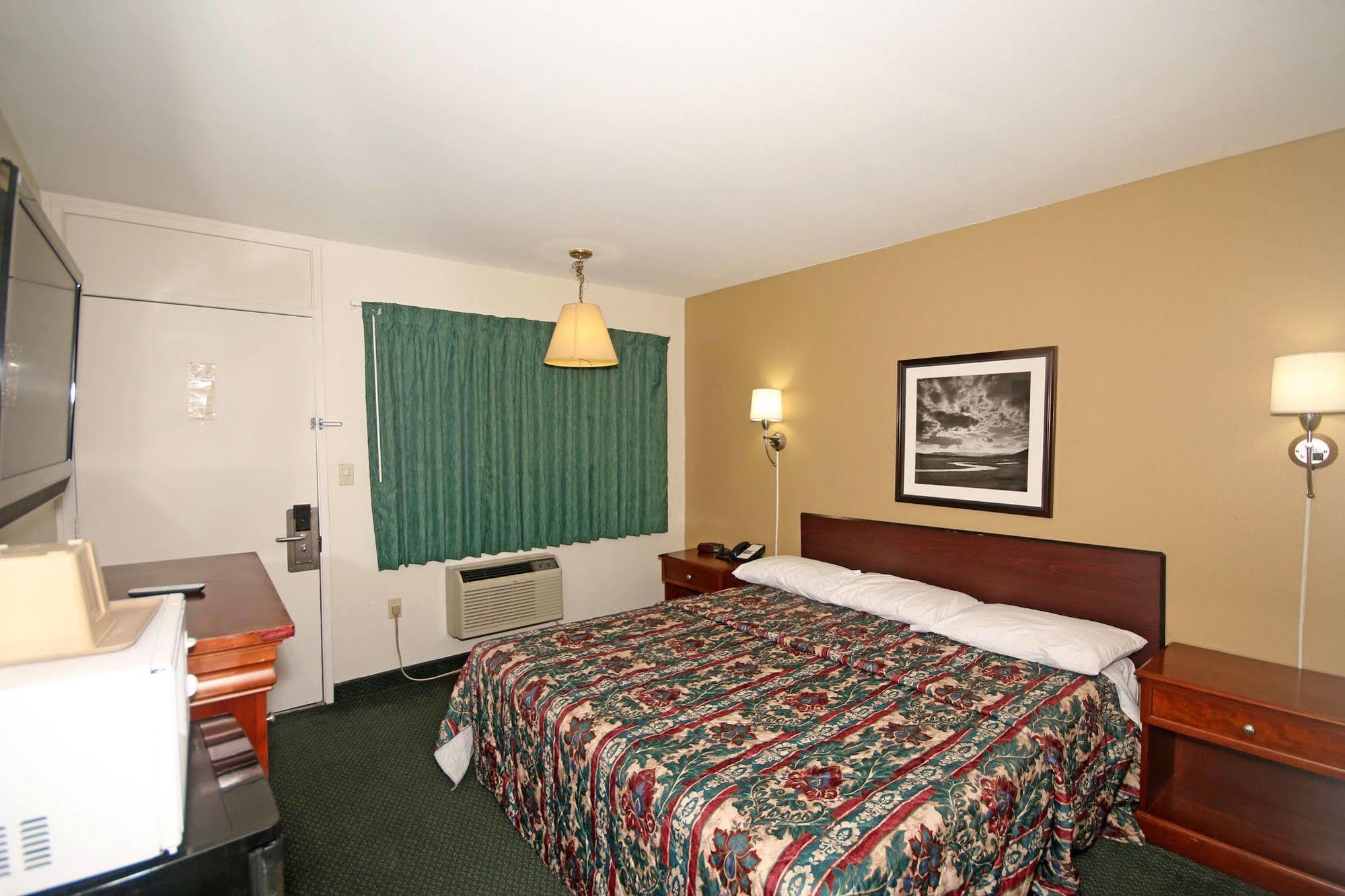 Royal Inn And Suites Charlotte Airport Bagian luar foto